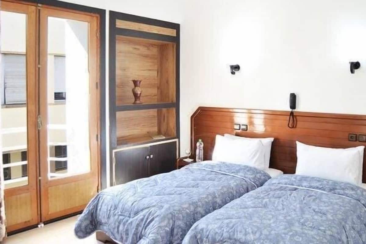Escritorio, cortinas blackout, wifi gratis y ropa de cama