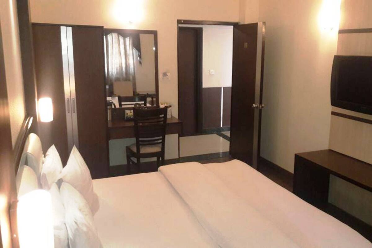 Habitació doble Deluxe, 1 llit de matrimoni gran | 1 dormitori, caixa forta a l'habitació i escriptori 