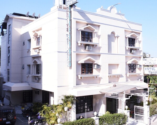 Front of property - Hotel Shiva Residency (Dehradun)