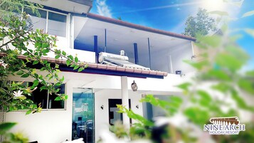 住宿正面 - 傍晚/夜晚