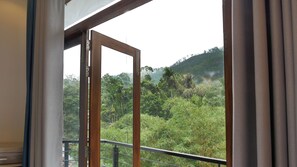 Royal Quadruple Room | Balcony view - Nine Arch Holiday Resort (Ella)