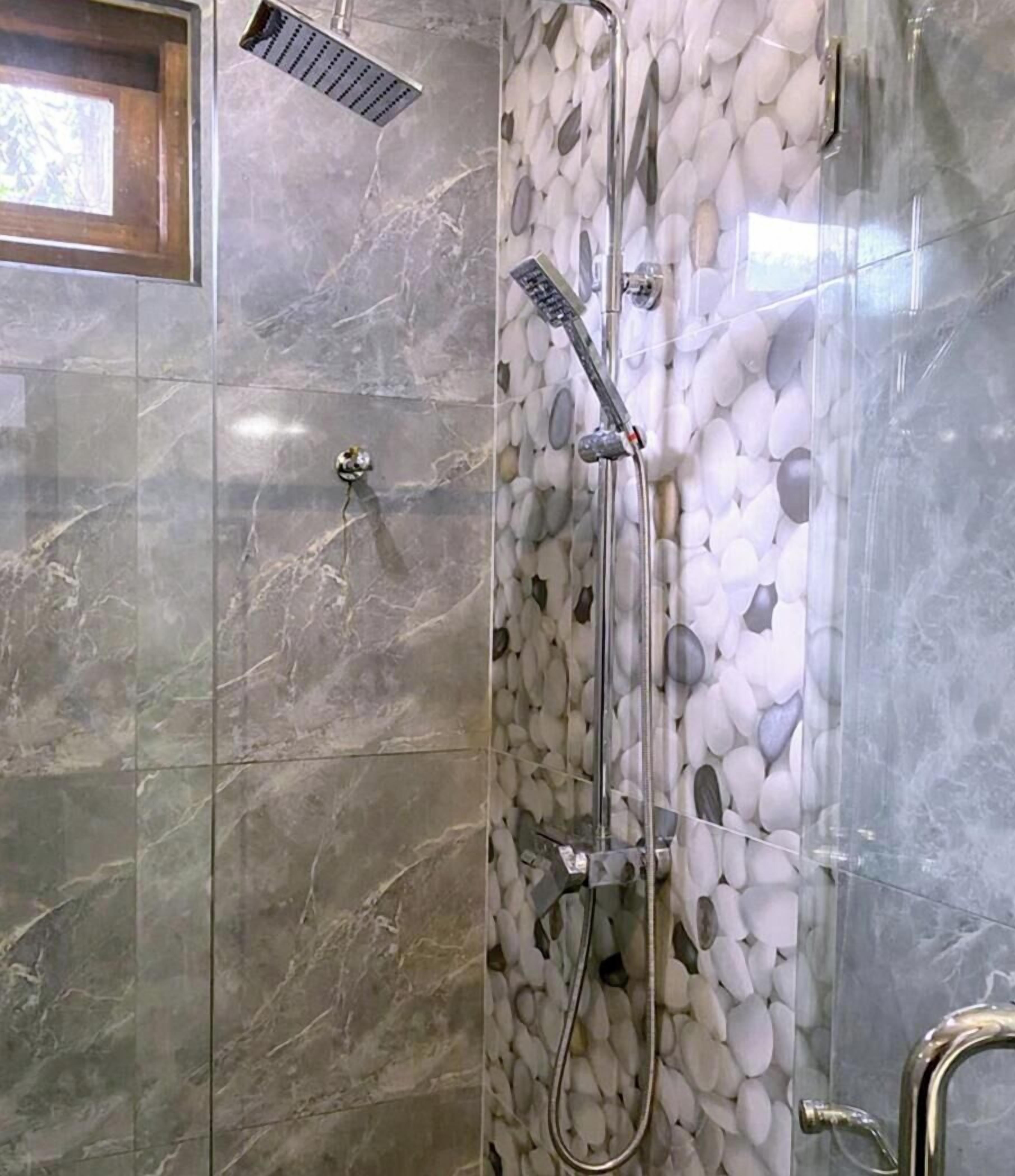 Habitación triple Premier | Baño | Bañera y ducha independientes y cabezal de ducha tipo lluvia