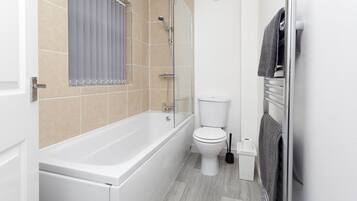 Comfort Townhome, Multiple Beds, Non Smoking | Bathroom