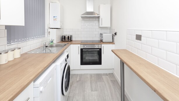 Comfort Townhome, Multiple Beds, Non Smoking | Private kitchen