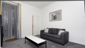 Comfort Townhome, Multiple Beds, Non Smoking | Living room