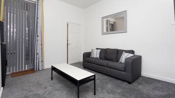 Comfort Townhome, Multiple Beds, Non Smoking | Living room | Flat-screen TV