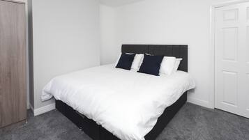 Comfort Townhome, Multiple Beds, Non Smoking | Iron/ironing board, free WiFi, bed sheets