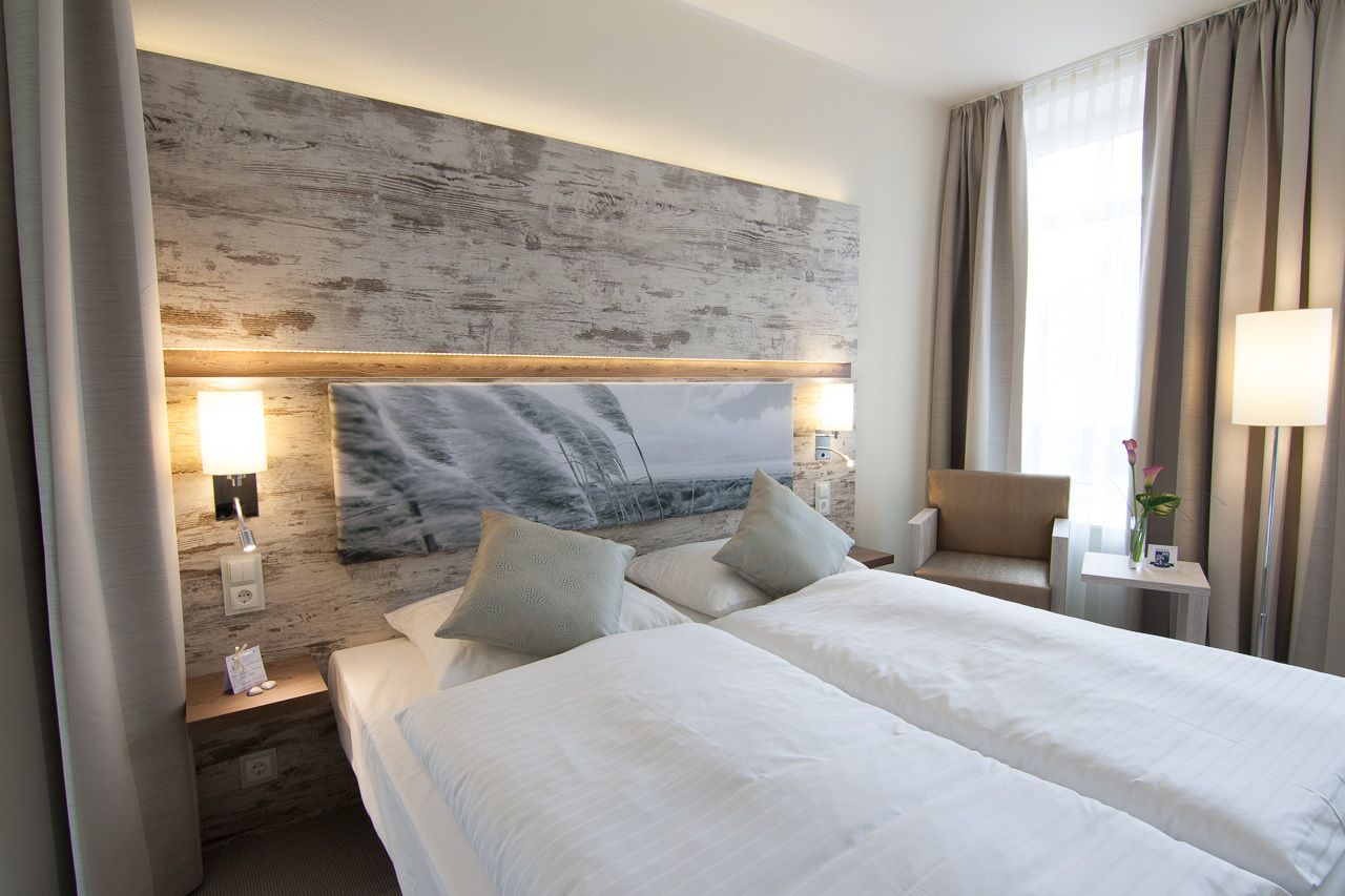 Standaard tweepersoonskamer | Een minibar, een kluis op de kamer, een bureau, geluiddichte muren