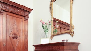Une armoire en bois avec un miroir au-dessus.