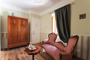 Téléviseur à DEL de 25 cm avec télévision par satellite, téléviseur