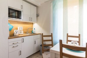 Apartamento, 1 quarto (incl. 50€ Cleaning Fee) | Cozinha privada | Geladeira, micro-ondas, cooktop, cafeteira/chaleira