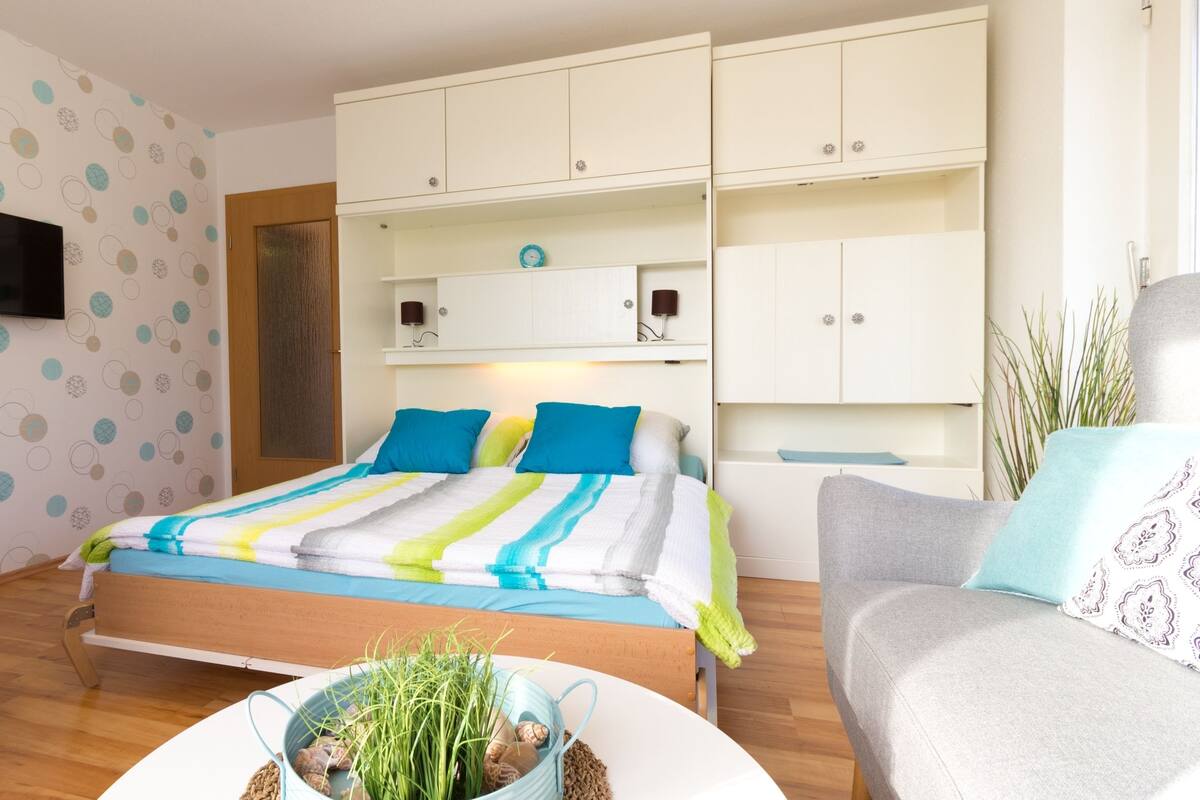 Een strijkplank/strijkijzer, gratis babybedden, gratis wifi