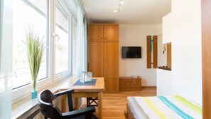 Appartement de base, vue partielle sur la mer (incl. 50€ Cleaning Fee) | Fer et planche à repasser, lit de bébé (gratuit)