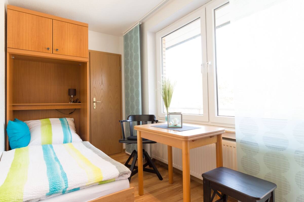 Eenvoudig appartement, gedeeltelijk uitzicht op zee (incl. 50€ Cleaning Fee) | Een strijkplank/strijkijzer, gratis babybedden, gratis wifi