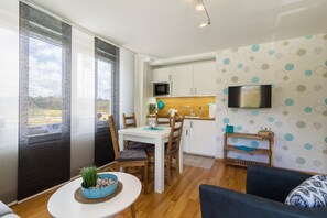 Apartment, 1 Schlafzimmer, eingeschränkter Meerblick (incl. 50€ Cleaning Fee) | Essbereich im Zimmer