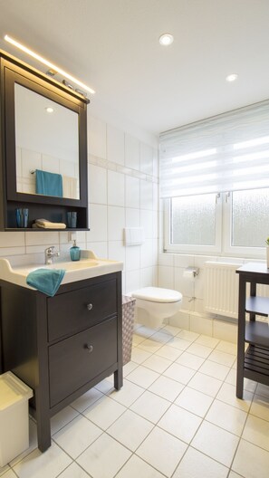 Apartment (incl. 50€ Cleaning Fee) | Badezimmer | Dusche, Haartrockner, Handtücher