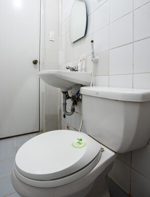 Standard Twin Room | Bathroom | Shower, free toiletries, bidet, towels