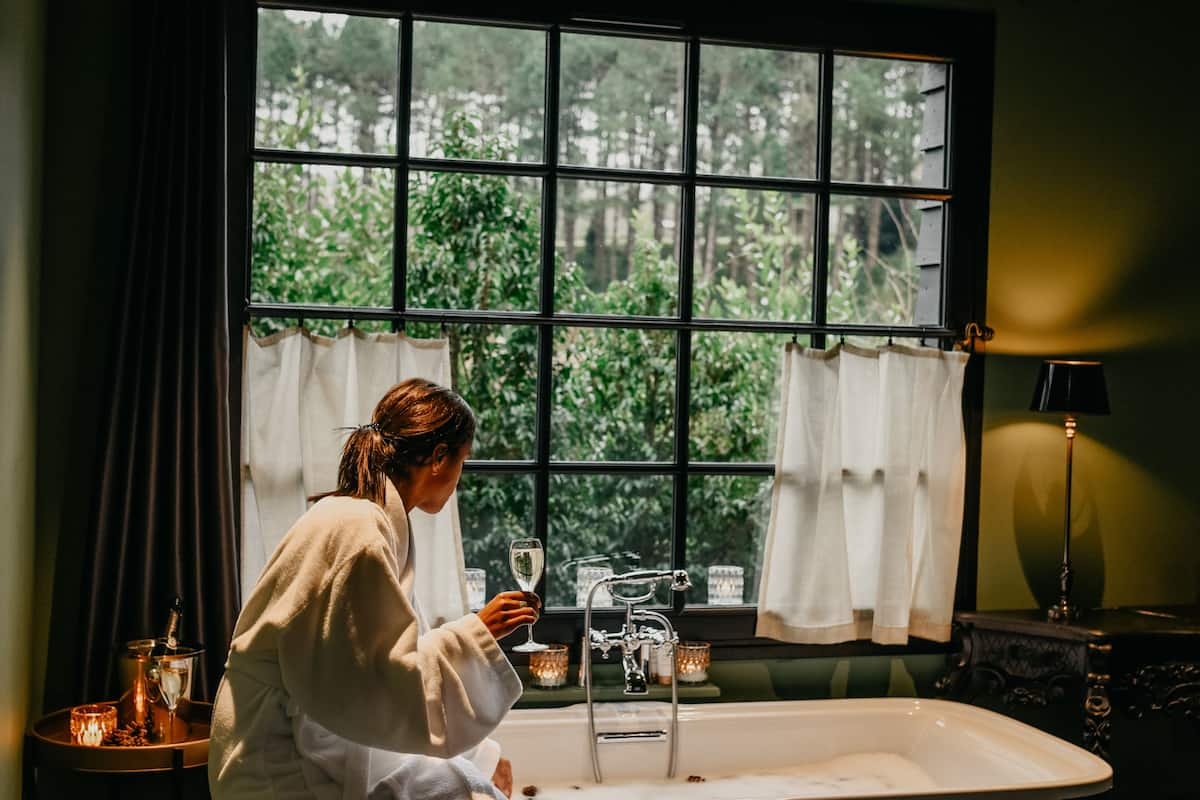 separate bathtub and shower, rainfall showerhead, free toiletries