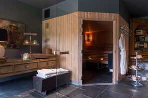 Sauna, poreallas, vartalohoitoja, vartalon kuorintoja, kasvohoitoja