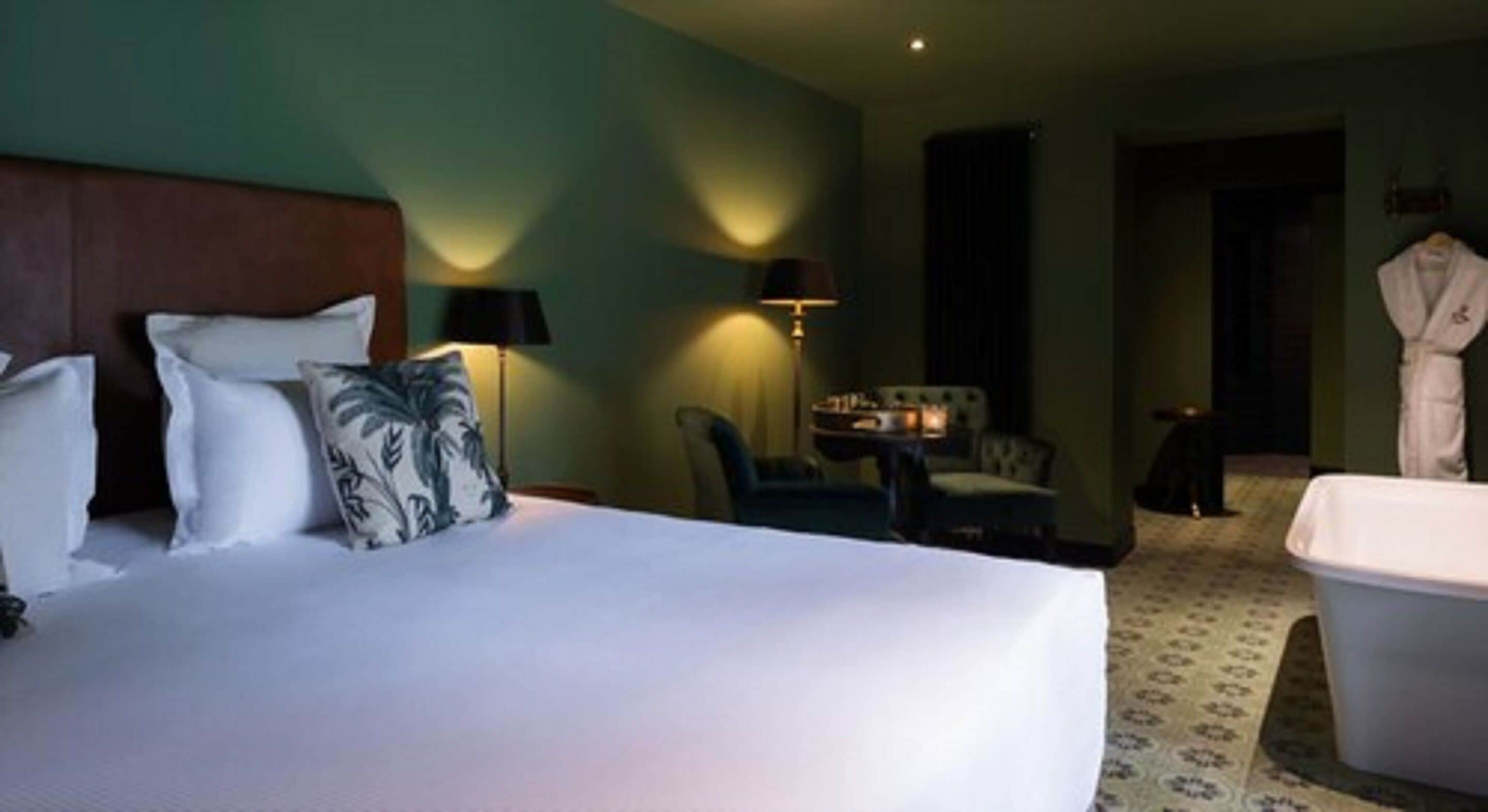 Habitación doble | Ropa de cama de alta calidad y caja de seguridad en la habitación 