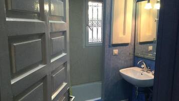 Rumah Standar, Beberapa Tempat Tidur, Bebas Asap Rokok | Kamar mandi | Bathtub besar, pengering rambut, dan handuk