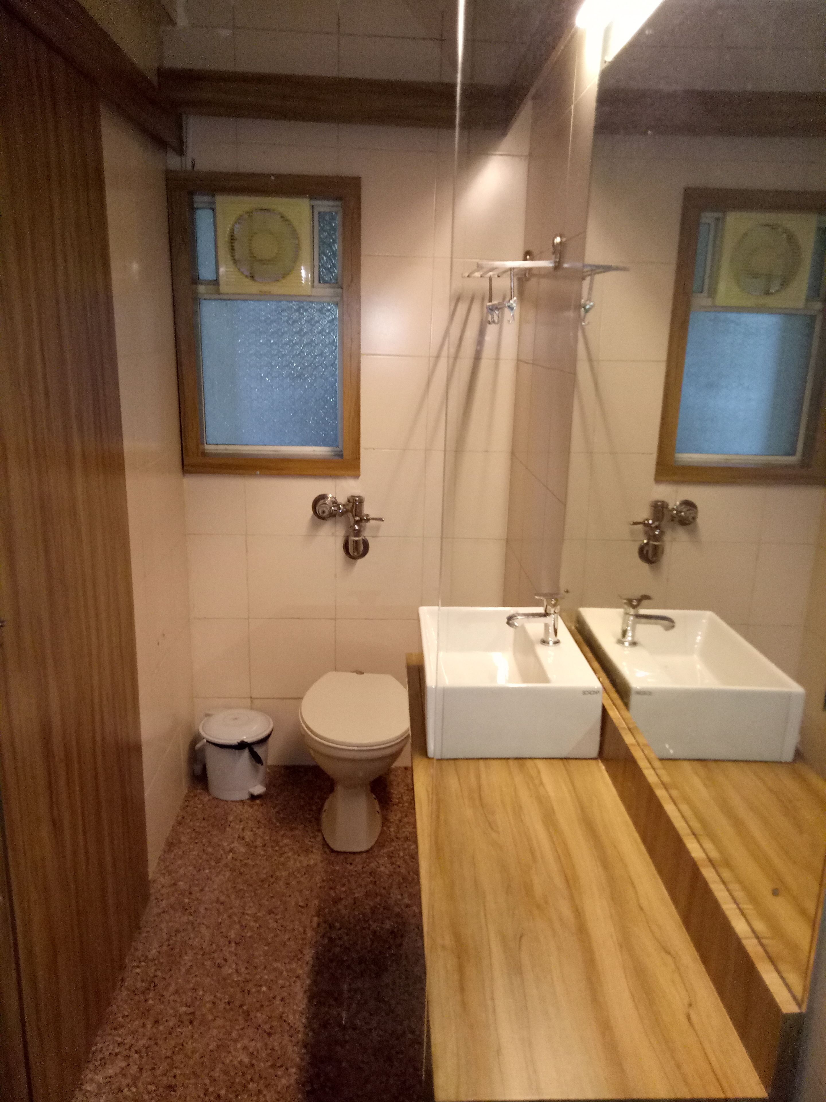 Un baño pequeño con inodoro, lavamanos y espejo.