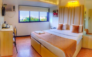 Habitación Deluxe | Minibar, caja fuerte, cortinas opacas y tabla de planchar con plancha