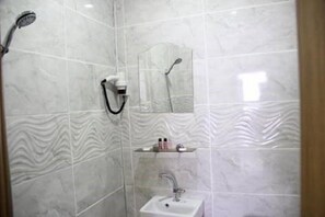 Doppia Economy | Bagno | Doccia, asciugacapelli, pantofole, asciugamani