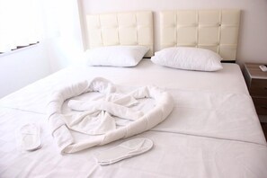Standard Triple Room | Minibar, soundproofing, iron/ironing board, free WiFi - Marpalace Hotel (Istanbul)