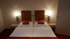 Zimmersafe, Verdunkelungsvorhänge, Babybetten, Zustellbetten