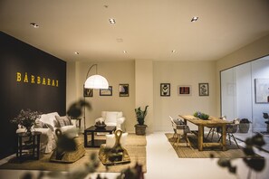 Lobby lounge