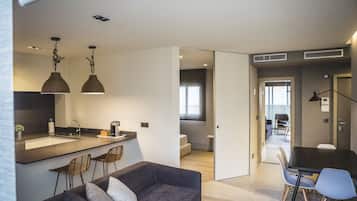 Apartamento Be Terrace | Privát konyha | Nagyméretű hűtő/fagyasztó, mikrohullámú sütő, sütő és mosogatógép