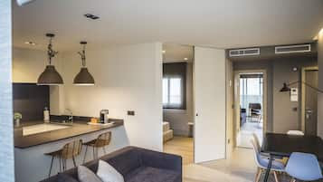 Apartamento Be Terrace | Private kitchen | Full-size fridge, microwave, oven, dishwasher