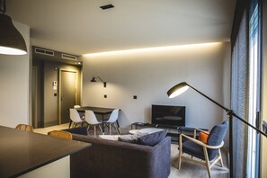 Apartamento Be Terrace | Sala de estar | Una televisión de pantalla plana