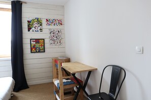 Double Room, Non Smoking (Palette) | Individually decorated, individually furnished, desk, iron/ironing board - Maison Écologique en Paille (La Chapelle-Enchérie)