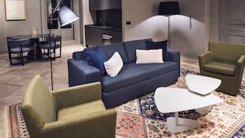 Premier Suite, Balcony, City View | Living room