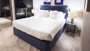 Suíte premier, sacada, vista para a cidade | Cofres nos quartos, individualmente decorados