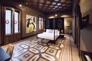Deluxe Suite (Alfonso XIII) | In-room safe, individually decorated, individually furnished