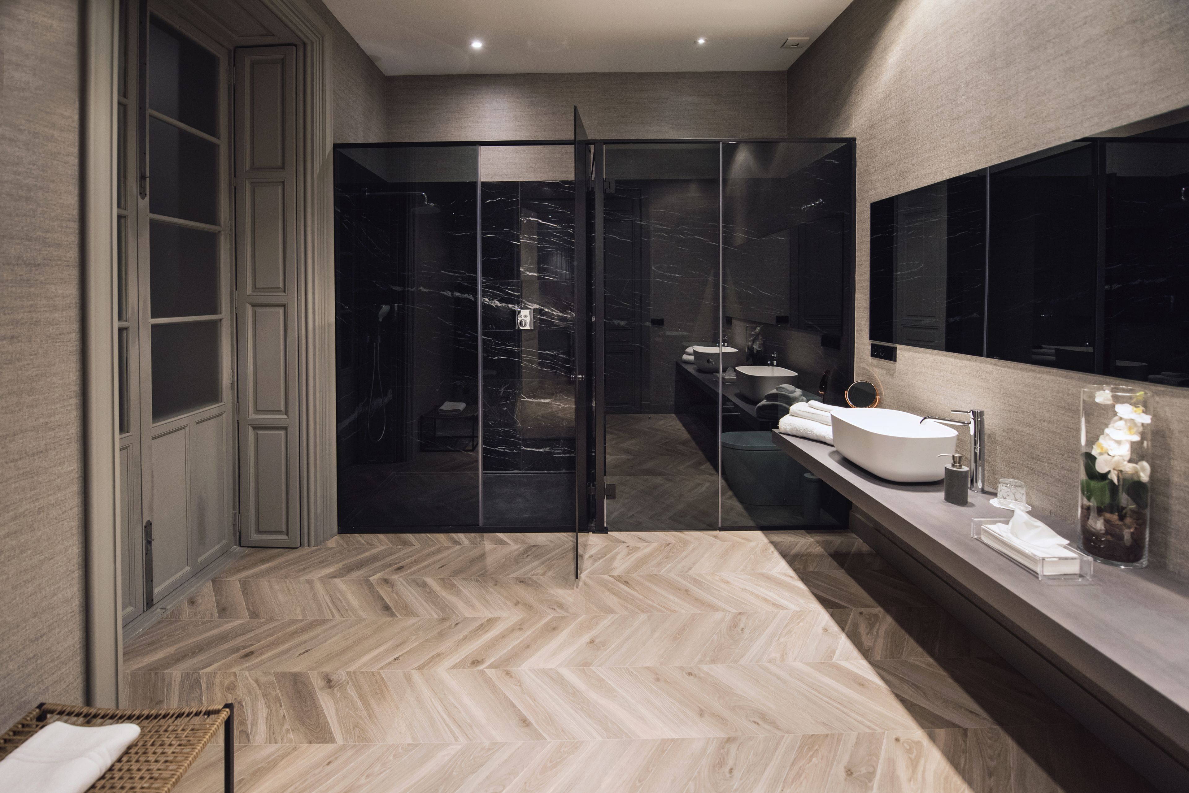 Suite de lujo, balcón, vistas a la ciudad | Baño | Artículos de higiene personal gratuitos, secador de pelo y toallas