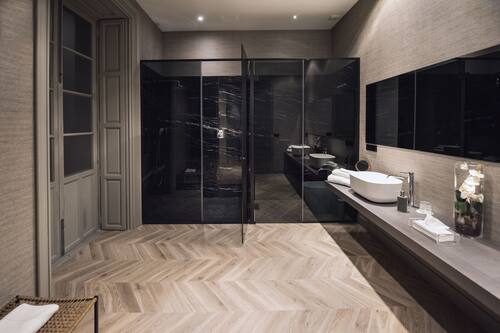 Suite de lujo, balcón, vista a la ciudad | Baño | Amenidades de baño gratuitas, secadora de cabello, toallas