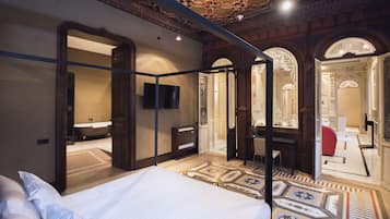 Deluxe Suite (Alfonso XIII) | In-room safe, individually decorated, individually furnished