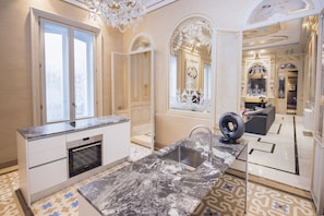 デラックス スイート (Alfonso XIII) | 専用キッチン | 冷蔵庫、電子レンジ、オーブン、コンロ