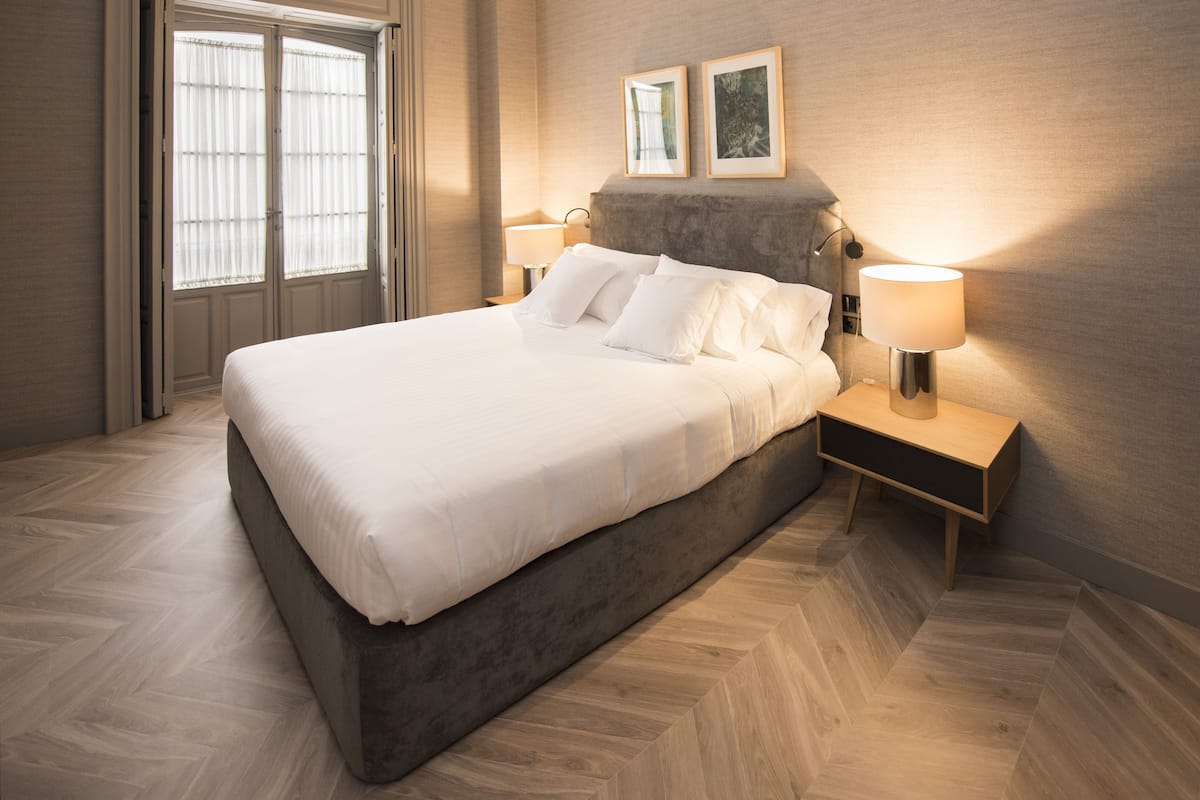 Executive Suite, Patio, Garden View | Peti besi dalam bilik, dihias secara berasingan