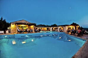 Seasonal outdoor pool, pool umbrellas, sun loungers
