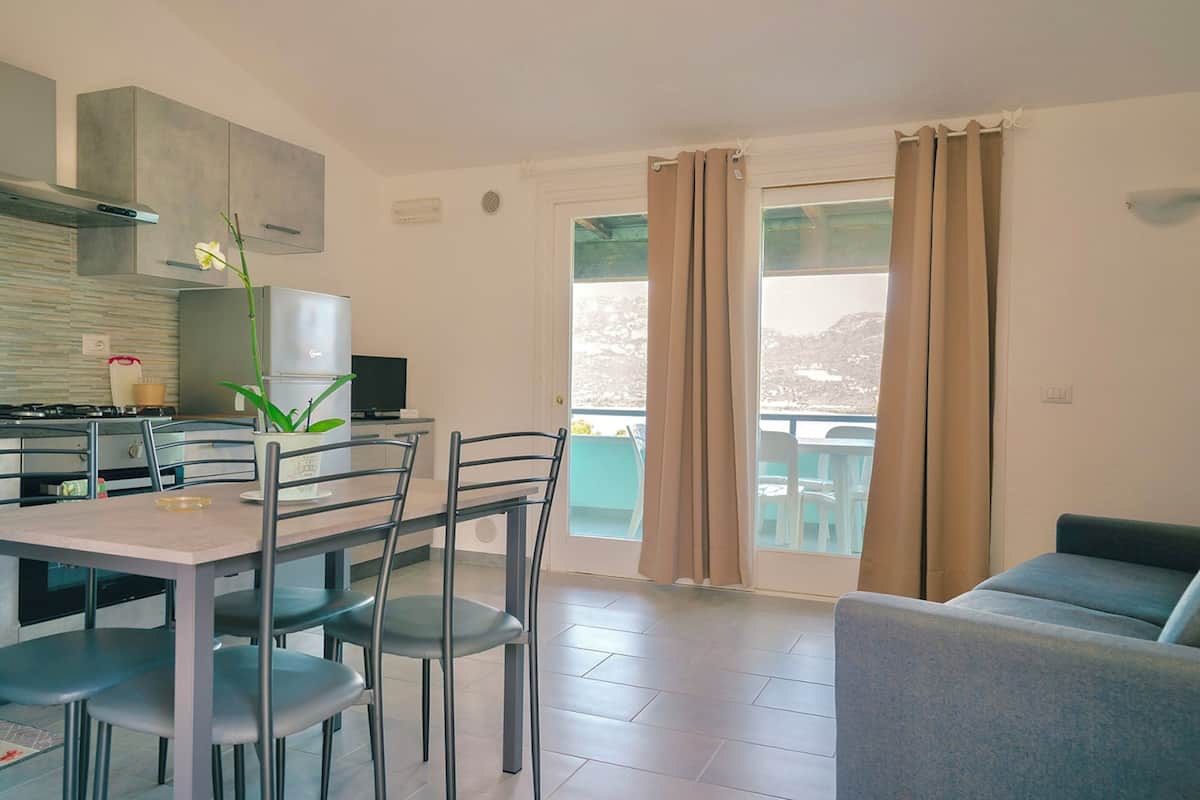 Full-size fridge, oven, stovetop, coffee/tea maker