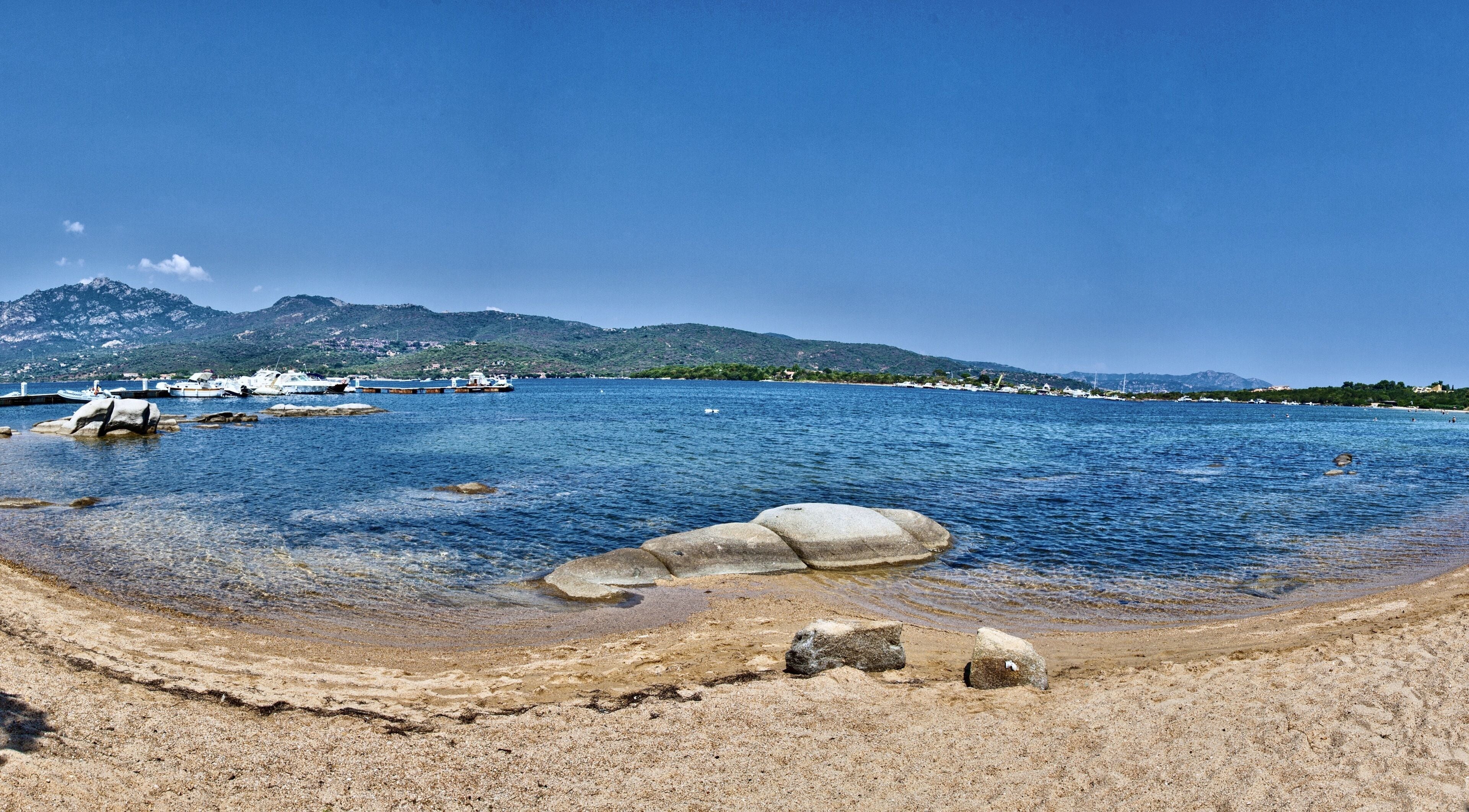 Una spiaggia nelle vicinanze
