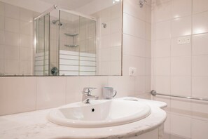 Dusche, Regendusche, Haartrockner, Bidet