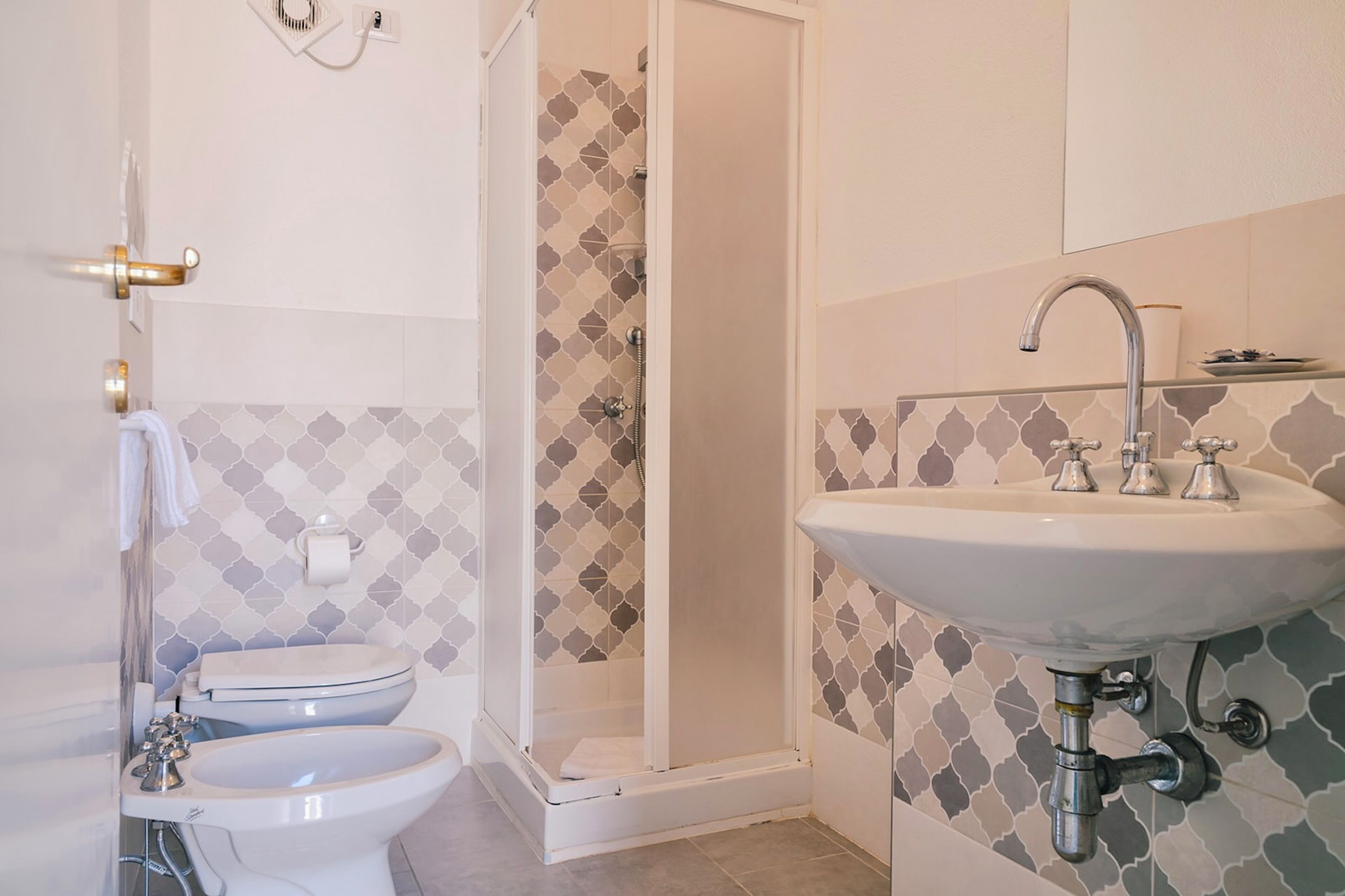 Ein Badezimmer mit Toilette, Bidet und Dusche.