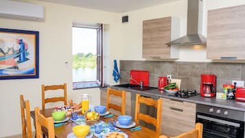 House, Ensuite, River View | Private kitchen