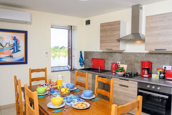 House, Ensuite, River View | Private kitchen